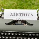 Stara maszyna do pisania na dworze z kartką z napisem AI ethics