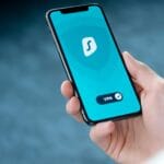 Dłoń trzyma smartfon z włączoną aplikacją VPN chroniącą prywatność