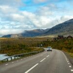 Jesienna droga jednojezdniowa wśród gór w okolicach Kiruny