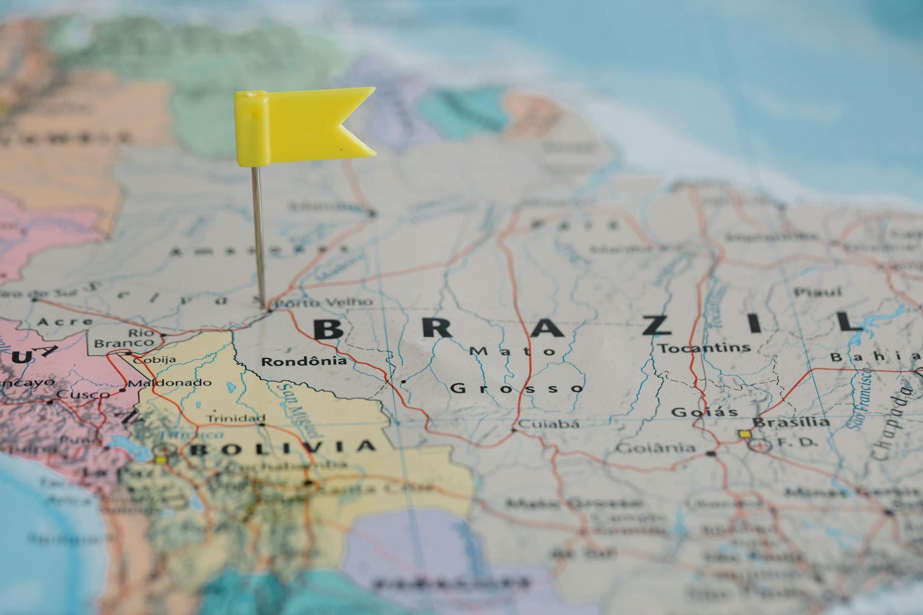 Mapa Ameryki Południowej z żółtą pinezką zaznaczającą Brazylię