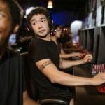 Młodzi gracze podczas rozgrywek e-sportowych w profesjonalnej arenie