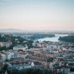 Budapeszt z lotu ptaka o zachodzie słońca nad Dunajem