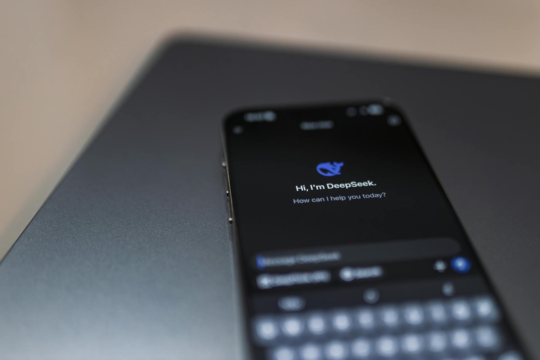 Smartfon z aplikacją DeepSeek i czatem AI na ekranie