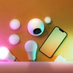 Smartfon i inteligentne żarówki jako elementy nowoczesnego smart home