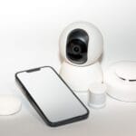 Smartfon z aplikacją i zestaw inteligentnych urządzeń zabezpieczeń domu