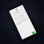Zbliżenie ekranu smartfona z aktualizacją polityki prywatności