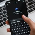 Osoba korzysta z aplikacji czatu AI DeepSeek na smartfonie