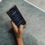 Osoba trzyma smartfon z aplikacją ChatGPT jako asystentem AI