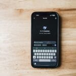 Smartfon na drewnianym stole z interfejsem chatbota AI DeepSeek
