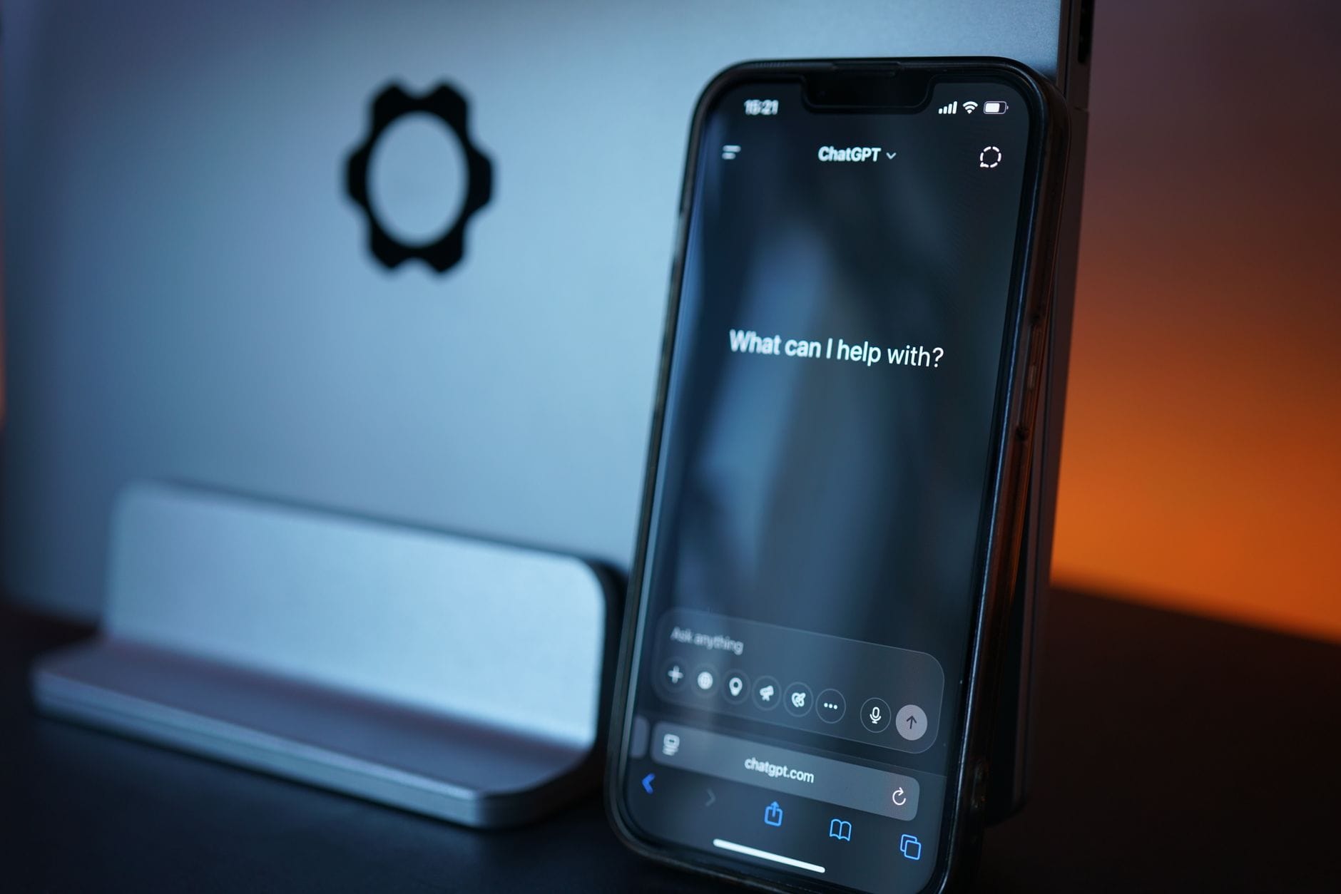 Porównanie AI w Androidzie i iOS: różne filozofie, inne możliwości dla użytkownika Zbliżenie smartfona z interfejsem czatu AI na ekranie