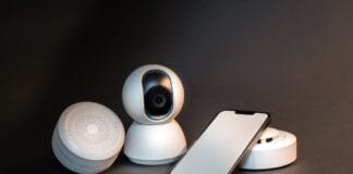 Smartfon i urządzenia inteligentnego domu na sz