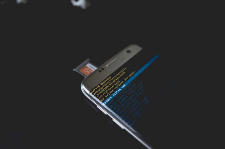Smartfon wyświetlający tryb odzyskiwania systemu Android z kartą SD